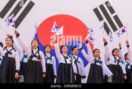 Seoul, Corea del Sud. 1 marzo 2024. I bambini sudcoreani ondeggiano le bandiere nazionali durante una cerimonia per la giornata del movimento dell'indipendenza coreana a Seul. Il giorno del movimento per l'indipendenza coreana, noto anche come movimento del primo marzo, fu un importante movimento di protesta dei coreani all'inizio del 1919 che chiedeva l'indipendenza dal Giappone e la fine dell'assimilazione forzata nella cultura giapponese. Credito: SOPA Images Limited/Alamy Live News Foto Stock