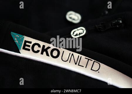 KIEV, UCRAINA - 4 MAGGIO 2023: Primo piano del logo della società Ecko Unltd sui nuovi abiti di marca Foto Stock