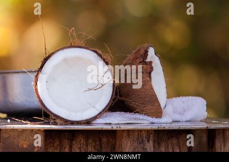Fresco cocco hawaiano tagliato a vista mostrando la frutta Foto Stock