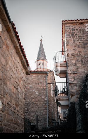 Una verticale delle strade della città vecchia di Budva in Montenegro Foto Stock
