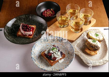 nel ristorante sono disponibili diversi piatti Foto Stock
