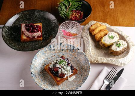 set di birre al bar sul tavolo Foto Stock