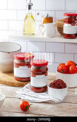 pasta di pomodoro in un vasetto e un recipiente sul tavolo della cucina Foto Stock