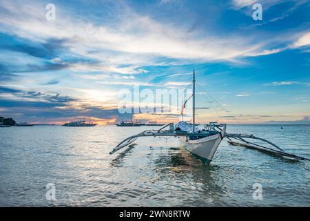 Banca Boat al tramonto a Malapascua Foto Stock