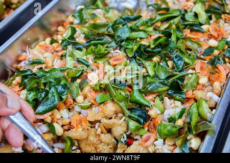 Insalata piccante di spigola fritta con erbe aromatiche Foto Stock