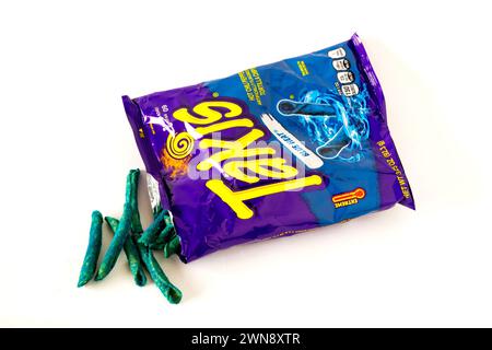 Un pacchetto di Takis, tortilla chips arrotolate. Sapore di peperoncino piccante a fuoco blu. Foto Stock