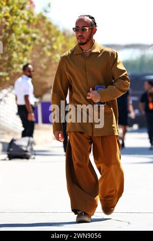 Sakhir, Bahrein. 1 marzo 2024. Lewis Hamilton (GBR) Mercedes AMG F1. Campionato del mondo di Formula uno, Rd 1, Gran Premio del Bahrain, venerdì 1 marzo 2024. Sakhir, Bahrein. Crediti: James Moy/Alamy Live News Foto Stock