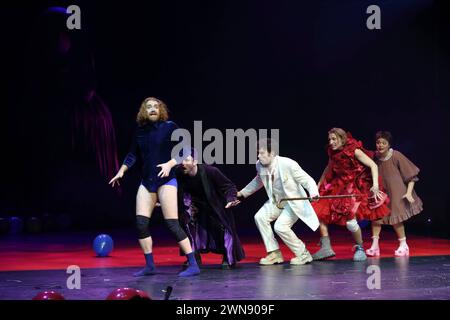 Aram Tafreshian als Herzkönig, Elias Arens als Hutmacher, Aleksandar Radenkovic als Hase, David Rothe als Raupe, Rose und via Jikeli als Alice, v.l., während der Fotoprobe für das Stück Alice im Wunderland im Maxim Gorki Theater di Berlino, 29. Febbraio 2024. // Nach Lewis Carroll. Regie Oliver Frljic. Bühne Igor Pauska. Kostüme Jelena Miletic und Janja Valjarevic. Premiere AM 2. März 2024. Teatro Maxim Gorki Berlin Alice im Wunderland *** Aram Tafreshian nel ruolo del Re dei cuori, Elias Arens nel Cappellaio, Aleksandar Radenkovic nel ruolo del Coniglio, David Rothe nel ruolo di Caterpillar, Rose e via Jikeli nel ruolo di Alice, Foto Stock