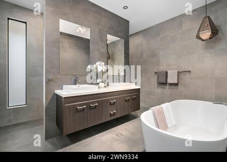 Un bagno elegante e moderno con finiture bianche Foto Stock