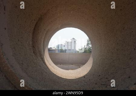 Tubo in calcestruzzo per costruzioni in natura. Foto Stock