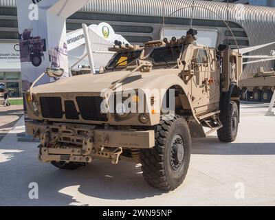 Abu Dhabi, Emirati Arabi Uniti - 25 febbraio 2015: Oshkosh M-ATV (MRAP All Terrain Vehicle) all'IDEX 2015 Foto Stock