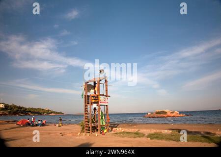 torre del bagnino sulla spiaggia di kavouri vouliagmeni atene riviera atene grecia Foto Stock