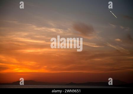 nuvole rosse al tramonto, vouliameni atene riveria atene grecia Foto Stock