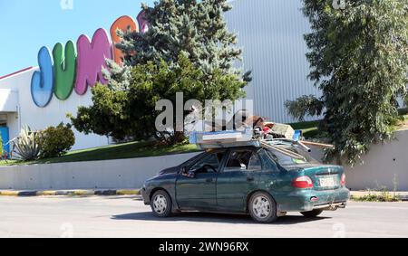 Rottami trasportati sul tetto di una Old Beat Up Car Atene Grecia Foto Stock