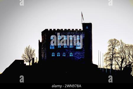 Hambacher Schloss a Neustadt an der Weinstrasse bei Sonnenuntergang 01.03.24: Hambacher Schloss Schloß Kaestenburg Maxburg a Neustadt an der Weinstrasse Ortsteil Hambach am Abend. Symbol der deutschen Demokratiebewegung Neustadt Weinstrasse Hambach Rheinland-Pfalz Deutschland *** Castello di Hambach a Neustadt an der Weinstrasse al tramonto 01 03 24 Castello di Hambach Kaestenburg Castello di Maxburg a Neustadt an der Weinstrasse distretto di Hambach nella sera simbolo del movimento democratico tedesco Neustadt Weinstrasse Hambach Renania Palatinato Germania  KT 5503 Foto Stock