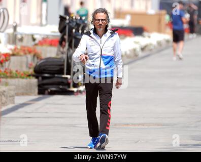 Sakhir, Bahrein. 1 marzo 2024. Motorsport: Campionato del mondo di formula 1, Gran Premio del Bahrain. Il team Principal Laurent Mekies del team di Formula 1 dell'app Visa Cash RB attraversa il paddock. Crediti: Hasan Bratic/dpa/Alamy Live News Foto Stock