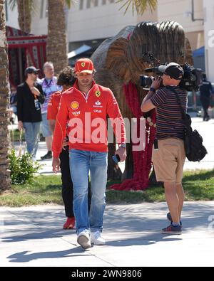 Sakhir, Bahrein. 1 marzo 2024. Motorsport: Campionato del mondo di formula 1, Gran Premio del Bahrain. Carlos Sainz (M) dalla Spagna del team Ferrari cammina attraverso il paddock. Crediti: Hasan Bratic/dpa/Alamy Live News Foto Stock