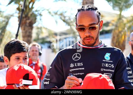 Sakhir, Bahrein. 1 marzo 2024. Lewis Hamilton (GBR) Mercedes AMG F1. Campionato del mondo di Formula uno, Rd 1, Gran Premio del Bahrain, venerdì 1 marzo 2024. Sakhir, Bahrein. Crediti: James Moy/Alamy Live News Foto Stock