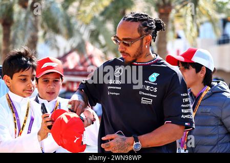 Sakhir, Bahrein. 1 marzo 2024. Lewis Hamilton (GBR) Mercedes AMG F1. Campionato del mondo di Formula uno, Rd 1, Gran Premio del Bahrain, venerdì 1 marzo 2024. Sakhir, Bahrein. Crediti: James Moy/Alamy Live News Foto Stock