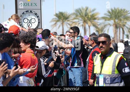 Sakhir, Bahrein. 1 marzo 2024. Motorsport: Campionato del mondo di formula 1, Gran Premio del Bahrain. Esteban Ocon (M) della squadra alpina francese firma autografi. Crediti: Hasan Bratic/dpa/Alamy Live News Foto Stock