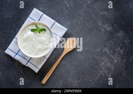 Yogurt fatto in casa con panna in ciotola su tavola rustica, cibo sano Foto Stock