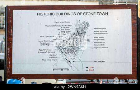 Una bacheca informativa che mostra una mappa degli edifici storici di Stone Town, Zanzibar, Tanzania Foto Stock