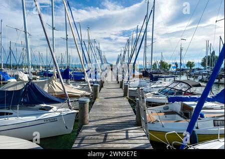 Molo e barche a vela a Seebruck marina, Seeon, Chiemsee, Chiemgau, alta Baviera, Baviera, Germania Foto Stock