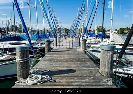 Molo e barche a vela a Seebruck marina, Seeon, Chiemsee, Chiemgau, alta Baviera, Baviera, Germania Foto Stock