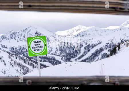 Un cartello Apri in una stazione sciistica in montagna. Foto di alta qualità Foto Stock