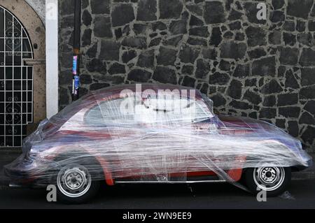 VW Beetle avvolto in pellicola trasparente nel quartiere di Cuauhtemoc, città del Messico Foto Stock