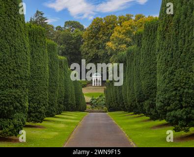 Il tempio neo-classico con giardino in ghisa a cupola di Lady Alice nei terreni del castello di Hillsborough, nella contea di Down, Irlanda del Nord. Foto Stock