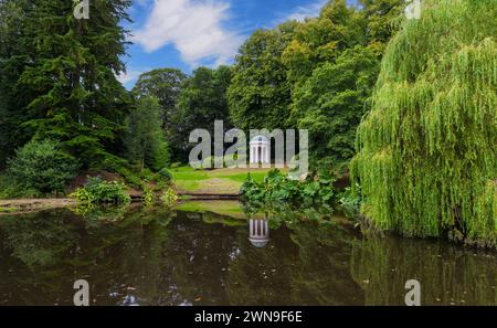 Il tempio neo-classico con giardino in ghisa a cupola di Lady Alice nei terreni del castello di Hillsborough, nella contea di Down, Irlanda del Nord. Foto Stock