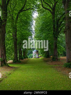 Il tempio neo-classico con giardino in ghisa a cupola di Lady Alice nei terreni del castello di Hillsborough, nella contea di Down, Irlanda del Nord. Foto Stock