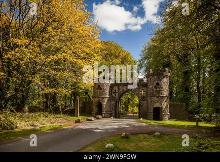 Il Barbican Gate nel Tollymore Forest Park nella contea di Down, Irlanda del Nord Foto Stock
