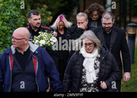 La famiglia di Harry Dunn al suo secondo funerale, al Banbury Crematorium nell'Oxfordshire, dopo che il tessuto corporeo è stato trovato su alcuni vestiti quando la polizia ha restituito parte della sua moto e vestiti più di quattro anni dopo essere stato ucciso in un incidente che coinvolgeva un dipendente del Dipartimento di Stato degli Stati Uniti. Data foto: Venerdì 1 marzo 2024. Foto Stock