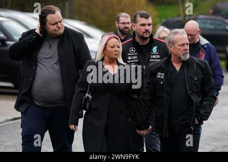 La famiglia di Harry Dunn al suo secondo funerale, al Banbury Crematorium nell'Oxfordshire, dopo che il tessuto corporeo è stato trovato su alcuni vestiti quando la polizia ha restituito parte della sua moto e vestiti più di quattro anni dopo essere stato ucciso in un incidente che coinvolgeva un dipendente del Dipartimento di Stato degli Stati Uniti. Data foto: Venerdì 1 marzo 2024. Foto Stock