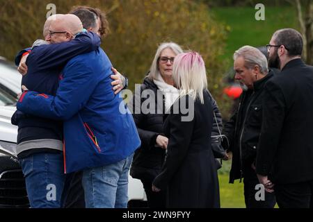 La famiglia di Harry Dunn al suo secondo funerale, al Banbury Crematorium nell'Oxfordshire, dopo che il tessuto corporeo è stato trovato su alcuni vestiti quando la polizia ha restituito parte della sua moto e vestiti più di quattro anni dopo essere stato ucciso in un incidente che coinvolgeva un dipendente del Dipartimento di Stato degli Stati Uniti. Data foto: Venerdì 1 marzo 2024. Foto Stock