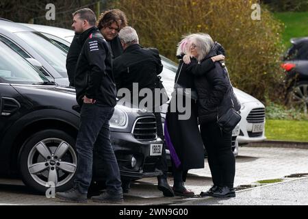 La famiglia di Harry Dunn al suo secondo funerale, al Banbury Crematorium nell'Oxfordshire, dopo che il tessuto corporeo è stato trovato su alcuni vestiti quando la polizia ha restituito parte della sua moto e vestiti più di quattro anni dopo essere stato ucciso in un incidente che coinvolgeva un dipendente del Dipartimento di Stato degli Stati Uniti. Data foto: Venerdì 1 marzo 2024. Foto Stock