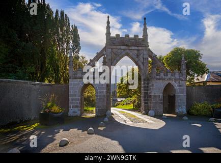 La Bryansford Gate e la lontana Clanbrassil Barn nel Tollymore Forest Park nella contea di Down, Irlanda del Nord Foto Stock