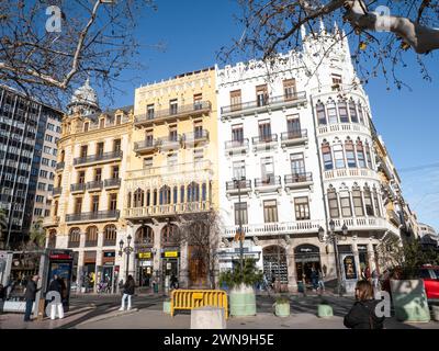 Valencia, Spagna; 28 febbraio 2024: Edifici intorno alla Piazza del Municipio nella città di Valencia Foto Stock