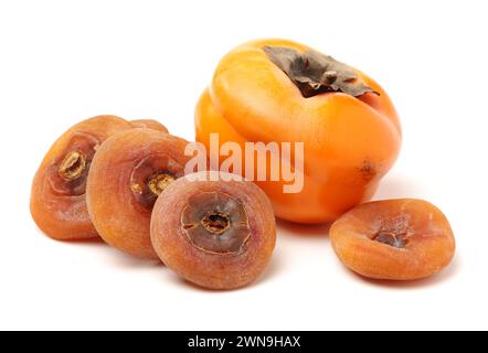 Persimmon essiccato su sfondo bianco Foto Stock