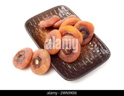 Persimmon essiccato su sfondo bianco Foto Stock