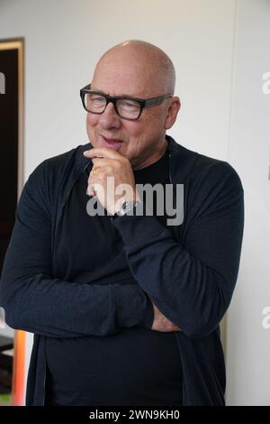 Mark Knopfler, star dei dire Straits, durante una visita al reparto Teenage Cancer Trust, al Royal Victoria Infirmary, Newcastle. Data foto: Venerdì 1 marzo 2024. Foto Stock