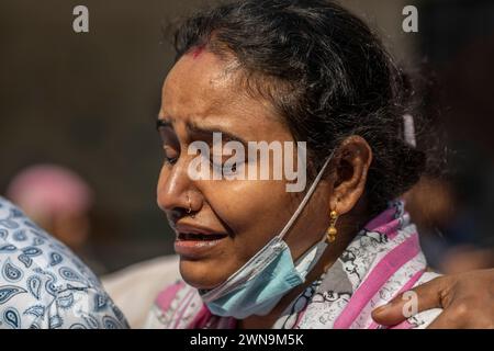 Una donna si rompe in lacrime mentre aspetta di ricevere il corpo della persona amata durante le conseguenze. Almeno 46 persone sono morte dopo l'incendio scoppiato in un edificio a più piani a Dacca in Bangladesh. Le autorità hanno consegnato i resti di 41 cadaveri alle vittime che sono state bruciate nel devastante incendio di un edificio commerciale nella zona di Baily Road della capitale i corpi carbonizzati sono stati rilasciati dalle 12:00 alle 13:00 dopo l'unità forense del Dipartimento investigativo penale della polizia (CID) ha identificato 41 corpi deceduti su 46 attraverso l'analisi del DNA. Tuttavia, il CID deve ancora confermare gli identi Foto Stock