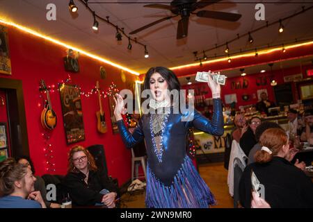 Millersburg, Stati Uniti d'America. 13 gennaio 2024. Il drag performer Nick “Sarabesque” Fultz si esibisce durante il “Drag Dinner Show”, una raccolta fondi al Peace of Mind Cafe di Millersburg, Pennsylvania, sabato 13 gennaio 2024. Questo evento è stato un argomento controverso in questa piccola città della Pennsylvania a circa tre ore di auto dalla capitale della nazione. Credito: Rod Lamkey/CNP/Sipa USA per NY Post (RESTRIZIONE: NON È CONSENTITO il servizio di posta giornaliera. NESSUN giornale di New York o New Jersey o giornali entro un raggio di 75 miglia da New York City.) Crediti: SIPA USA/Alamy Live News Foto Stock