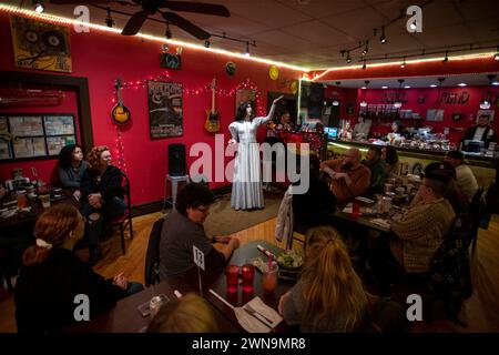 Millersburg, Stati Uniti d'America. 13 gennaio 2024. Il drag performer Nick “Sarabesque” Fultz si esibisce durante il “Drag Dinner Show”, una raccolta fondi al Peace of Mind Cafe di Millersburg, Pennsylvania, sabato 13 gennaio 2024. Questo evento è stato un argomento controverso in questa piccola città della Pennsylvania a circa tre ore di auto dalla capitale della nazione. Credito: Rod Lamkey/CNP/Sipa USA per NY Post (RESTRIZIONE: NON È CONSENTITO il servizio di posta giornaliera. NESSUN giornale di New York o New Jersey o giornali entro un raggio di 75 miglia da New York City.) Crediti: SIPA USA/Alamy Live News Foto Stock