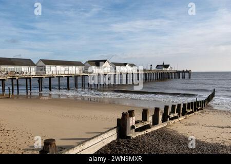 Il molo della città costiera di Southwold nel Suffolk fotografato dalla passeggiata Foto Stock