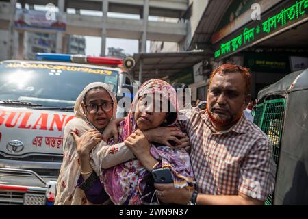 Una donna si rompe in lacrime mentre aspetta di ricevere il corpo della persona amata durante le conseguenze. Almeno 46 persone sono morte dopo l'incendio scoppiato in un edificio a più piani a Dacca in Bangladesh. Le autorità hanno consegnato i resti di 41 cadaveri alle vittime che sono state bruciate nel devastante incendio di un edificio commerciale nella zona di Baily Road della capitale i corpi carbonizzati sono stati rilasciati dalle 12:00 alle 13:00 dopo l'unità forense del Dipartimento investigativo penale della polizia (CID) ha identificato 41 corpi deceduti su 46 attraverso l'analisi del DNA. Tuttavia, il CID deve ancora confermare gli identi Foto Stock