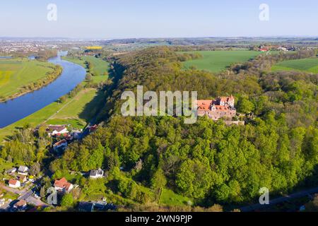 Luftbild von Schloss Scharfenberg mit Dorf und Elbe, Sächsisches Elbland, Sachsen, Deutschland *** Vista aerea del Castello di Scharfenberg con il villaggio e. Foto Stock