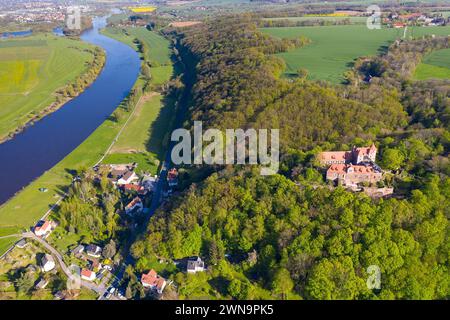 Luftbild von Schloss Scharfenberg mit Dorf und Elbe, Sächsisches Elbland, Sachsen, Deutschland *** Vista aerea del Castello di Scharfenberg con il villaggio e. Foto Stock